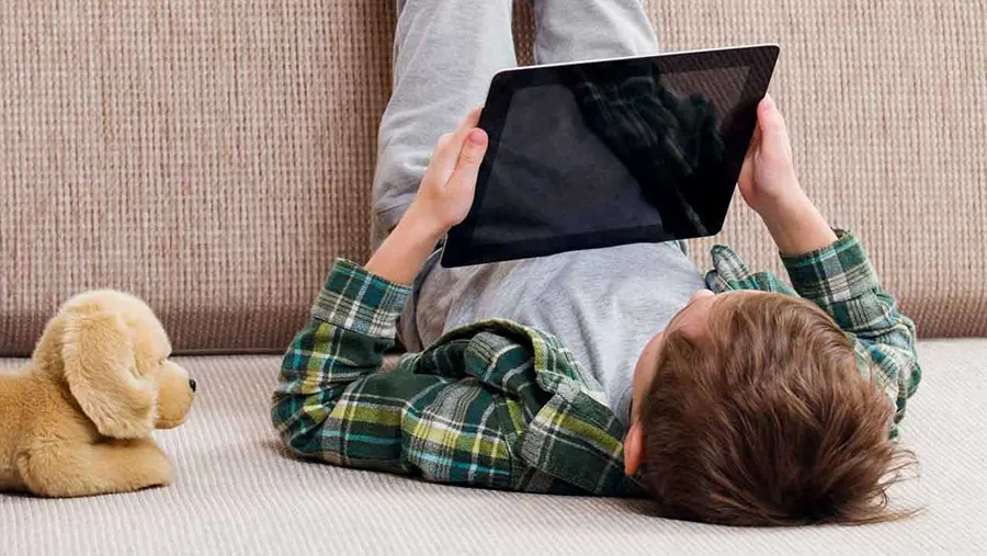 на фото Цифровые устройства и когнитивные функции у детей